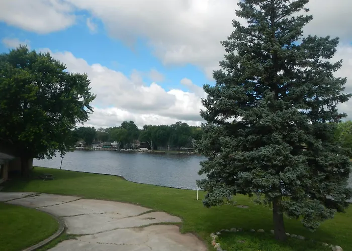 Waterfront And Marina Motel 3*